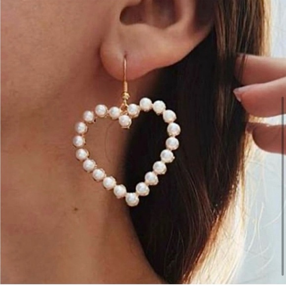 NWT- Pearl Love Heart Hook Drop Earrings - Picture 2 of 5